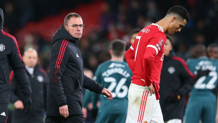MANCHESTER, ENGLAND - FEBRUARY 04: Manchester United manager Ralf Rangnick and Cristiano Ronaldo leave the pitch after losing the penalty shoot out during the Emirates FA Cup Fourth Round match between Manchester United and Middlesbrough at Old Trafford on February 04, 2022 in Manchester, England. (Photo by Alex Livesey/Getty Images) L’Austria di Rangnick vola e i tifosi dello United esplodono: “Il problema erano le serpi dentro al club…” - immagine 1
