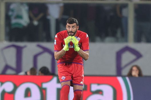 FLORENCE, ITALY - OCTOBER 22: Pietro Terracciano goalkeeper of ACF Fiorentina reacts during the Serie A match between ACF Fiorentina and FC Internazionale at Stadio Artemio Franchi on October 22, 2022 in Florence, Italy. (Photo by Gabriele Maltinti/Getty Images) Nelle mani di Terracciano: nessuno discute il portiere- immagine 2