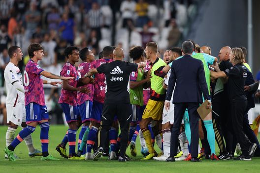 TURIN, ITALY - SEPTEMBER 11: Players of Juventus and Salernitana clash after Arkadiusz Milik (not pictured) of Juventus scored a goal which was later disallowed during the Serie A match between Juventus and Salernitana at on September 11, 2022 in Turin, Italy. (Photo by Jonathan Moscrop/Getty Images) Le differenze sostanziali fra Milan e Juve- immagine 2