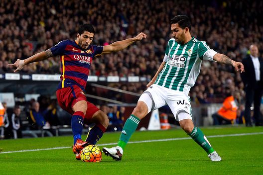 Vargas a contrasto con Suarez in un Barcellona-Betis di fine 2015 (Photo by David Ramos/Getty Images) Vargas a contrasto con Suarez in un Barcellona-Betis di fine 2015 (Photo by David Ramos/Getty Images)