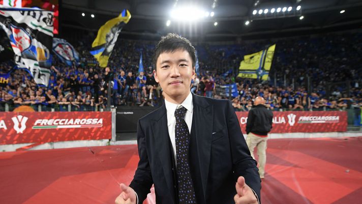 ROME, ITALY - MAY 11: Steven Zhang, President of FC Internazionale celebrates after victory in the Coppa Italia Final match between Juventus and FC Internazionale at Stadio Olimpico on May 11, 2022 in Rome, Italy. (Photo by Francesco Pecoraro/Getty Images) Gazzetta: “Rinnovo Skriniar, Zhang ne fa una questione d’orgoglio. La possibile offerta” - immagine 1