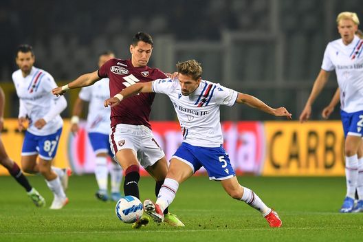 TURIN, ITALY - OCTOBER 30: Sasa Lukic of Torino FC is challenged by Adrien Silva of Fabio Minetti during the Serie A match between c at Stadio Olimpico di Torino on October 30, 2021 in Turin, Italy. (Photo by Valerio Pennicino/Getty Images) Torino, Lukic il centrocampo è tuo: dopo la crescita c’è la prova di maturità- immagine 2