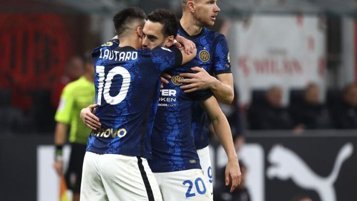 MILAN, ITALY - NOVEMBER 07: Hakan Calhanoglu (C) of FC Internazionale celebrates after scoring their team's first goal with his team-mates Lautaro Martinez (L) and Edin Dzeko (back) during the Serie A match between AC Milan and FC Internazionale at Stadio Giuseppe Meazza on November 07, 2021 in Milan, Italy. (Photo by Marco Luzzani/Getty Images) Inter, senza de Vrij e col dubbio Brozovic: le prove di formazione e i favoriti in attacco - immagine 1