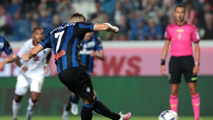 BERGAMO, ITALY - SEPTEMBER 01: Teun Koopmeiners of Atalanta BC scores their side's first goal from the penalty spot during the Serie A match between Atalanta BC and Torino FC at Gewiss Stadium on September 01, 2022 in Bergamo, Italy. (Photo by Emilio Andreoli/Getty Images) Atalanta, rigorista a “sorpresa”: senza i big ne tira due Koopmeiners e non sbaglia - immagine 1