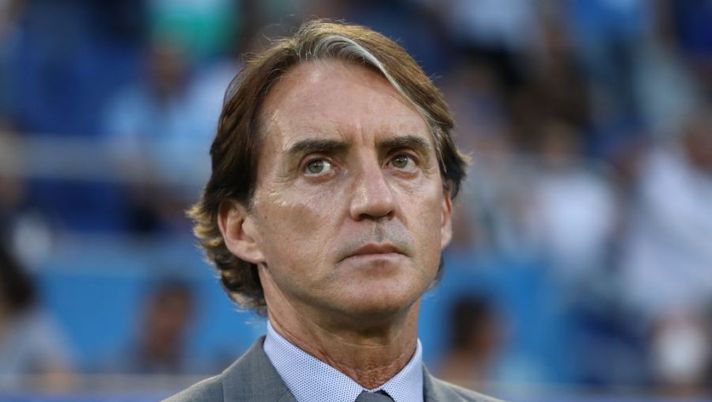 BOLOGNA, ITALY - JUNE 04: Italy head coach Roberto Mancini looks on during the UEFA Nations League League A Group 3 match between Italy and Germany at Renato Dall'Ara Stadium on June 04, 2022 in Bologna, Italy. (Photo by Marco Luzzani/Getty Images) CorSport: “Napoli, ADL contatta Mancini per la panchina”. Arriva la smentita della FIGC - immagine 1