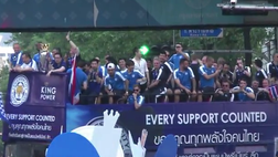 VIDEO / Il Leicester in trionfo in Thailandia. Ranieri raggiante sul pullman