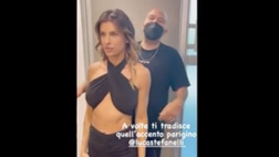 VIDEO / Canalis, che look! E l’amico scherza: “Escile!”