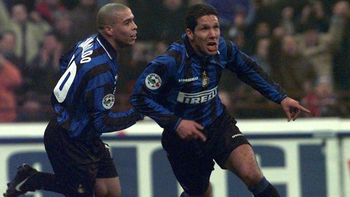 Inter, retroscena Ze Elias: “Simeone-Ronaldo, scontro nello spogliatoio per i premi” Inter, retroscena Ze Elias: “Simeone-Ronaldo, scontro nello spogliatoio per i premi” - immagine 1