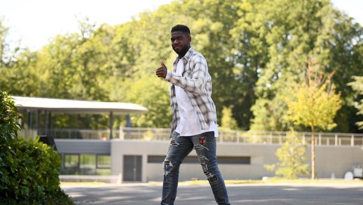 France's defender Samuel Umtiti arrives at the French national football team training base in Clairefontaine-en-Yvelines on September 2, 2019, as part of the team's preparation for the upcoming qualification Euro-2020 football matches. (Photo by FRANCK FIFE / AFP) (Photo credit should read FRANCK FIFE/AFP via Getty Images) Sticchi Damiani su Umtiti: “Lecce gli farà bene. Quando Corvino me lo ha proposto pensavo a una battuta…” - immagine 1