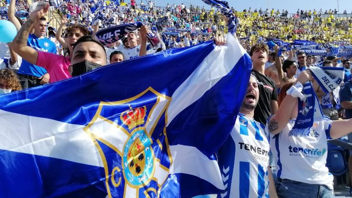 Tifosi del Tenerife nell'ultimo derby (foto Sergio Mendez) Tenerife, primo obiettivo nel derby delle Canarie: riempire l’Heliodoro - immagine 1