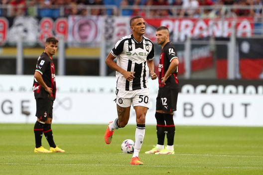 MILAN, ITALY - AUGUST 13: Rodrigo Becao of Udinese Calcio looks on after scoring their sides first goal during the Serie A match between AC MIlan and Udinese Calcio at Stadio Giuseppe Meazza on August 13, 2022 in Milan, . (Photo by Marco Luzzani/Getty Images) Consigli Fantacalcio, 5 difensori per la terza giornata: spazio a Dumfries! Occhio a Mazzocchi e a Valeri- immagine 5