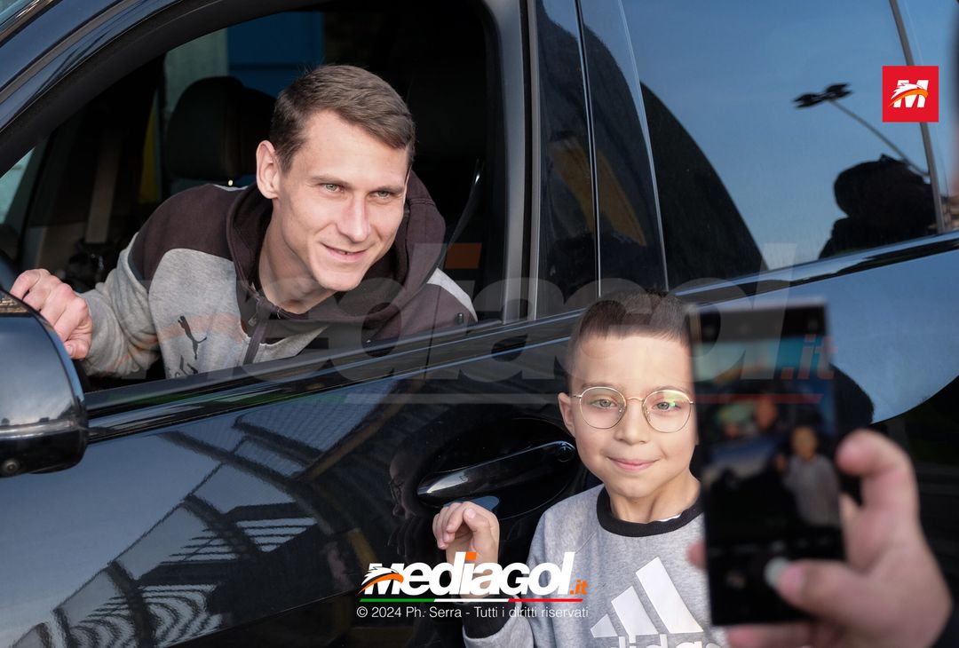 FOTO PALERMO: I giocatori del Palermo scattano selfie con i tifosi (GALLERY) - immagine 6