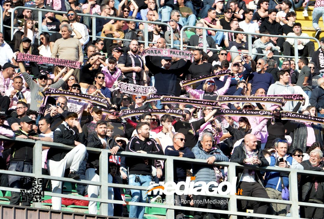 FOTOTIFO Palermo-Como 3-0, gli scatti ai tifosi al “Renzo Barbera” (GALLERY) - immagine 146