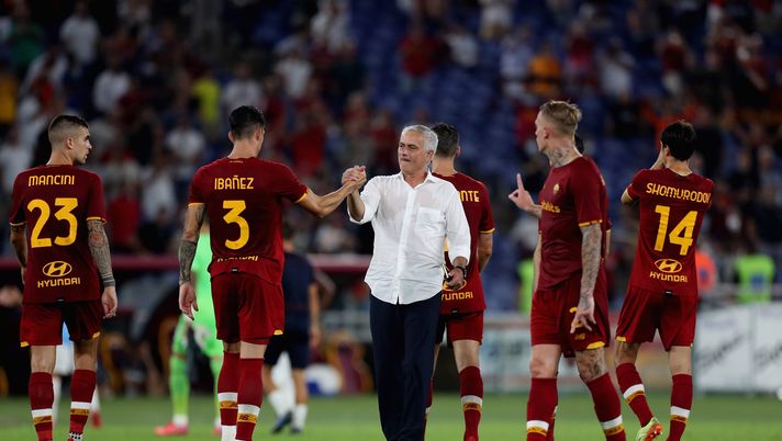 ROME, ITALY - AUGUST 26:  AS Roma head coach Jose' Mourinho with his players celebrate the victory after the UEFA Conference League Play-Offs Leg Two match between AS Roma and Trabzonspor at Olimpico Stadium on August 26, 2021 in Rome, Italy.  (Photo by Paolo Bruno/Getty Images) 