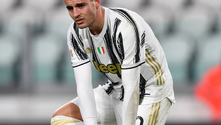 TURIN, ITALY - JANUARY 27: Alvaro Morata of Juventus holds a boot after it fell off during play in the Coppa Italia match between Juventus and SPAL at Allianz Stadium on January 27, 2021 in Turin, Italy. Sporting stadiums around Italy remain under strict restrictions due to the Coronavirus Pandemic as Government social distancing laws prohibit fans inside venues resulting in games being played behind closed doors. (Photo by Valerio Pennicino/Getty Images) DAI CAMPI – Le novità per Ribery e Morata! Samir, Deulofeu, Smalling, Dijks, Boga… - immagine 1