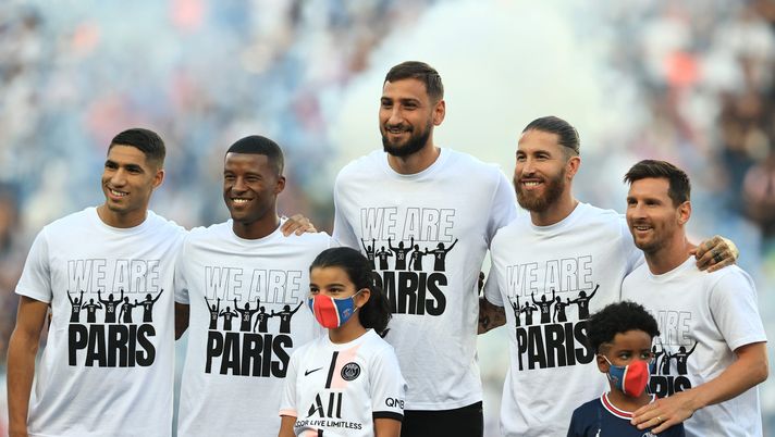PARIS, FRANCE - AUGUST 14: New signings, Achraf Hakimi, Georginio Wijnaldum, Gianluigi Donnarumma, Sergio Ramos and Lionel Messi of Paris Saint-Germain pose for a photo as they are introduced to the fans prior to the Ligue 1 Uber Eats match between Paris Saint Germain and Strasbourg at Parc des Princes on August 14, 2021 in Paris, France. (Photo by David Rogers/Getty Images) PARIS, FRANCE - AUGUST 14: New signings, Achraf Hakimi, Georginio Wijnaldum, Gianluigi Donnarumma, Sergio Ramos and Lionel Messi of Paris Saint-Germain pose for a photo as they are introduced to the fans prior to the Ligue 1 Uber Eats match between Paris Saint Germain and Strasbourg at Parc des Princes on August 14, 2021 in Paris, France. (Photo by David Rogers/Getty Images)