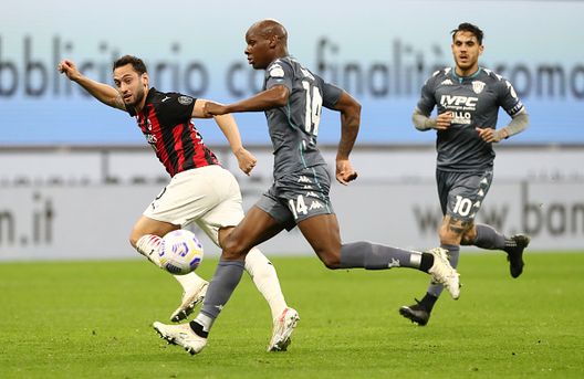 MILAN, ITALY - MAY 01: Hakan Calhanoglu of A.C. Milan battles for possession with Bryan Dabo of Benevento Calcio during the Serie A match between AC Milan and Benevento Calcio at Stadio Giuseppe Meazza on May 01, 2021 in Milan, Italy. Sporting stadiums around Italy remain under strict restrictions due to the Coronavirus Pandemic as Government social distancing laws prohibit fans inside venues resulting in games being played behind closed doors. (Photo by Marco Luzzani/Getty Images) MILAN, ITALY - MAY 01: Hakan Calhanoglu of A.C. Milan battles for possession with Bryan Dabo of Benevento Calcio during the Serie A match between AC Milan and Benevento Calcio at Stadio Giuseppe Meazza on May 01, 2021 in Milan, Italy. Sporting stadiums around Italy remain under strict restrictions due to the Coronavirus Pandemic as Government social distancing laws prohibit fans inside venues resulting in games being played behind closed doors. (Photo by Marco Luzzani/Getty Images)