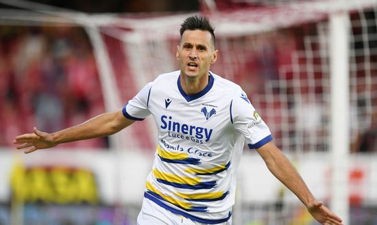 SALERNO, ITALY - SEPTEMBER 22: Nikola Kalinic of Hellas Verona FC celebrates after scoring the 0-1 goal during the Serie A match between US Salernitana v Hellas Verona FC at Stadio Arechi on September 22, 2021 in Salerno, Italy. (Photo by Francesco Pecoraro/Getty Images) SALERNO, ITALY - SEPTEMBER 22: Nikola Kalinic of Hellas Verona FC celebrates after scoring the 0-1 goal during the Serie A match between US Salernitana v Hellas Verona FC at Stadio Arechi on September 22, 2021 in Salerno, Italy. (Photo by Francesco Pecoraro/Getty Images)