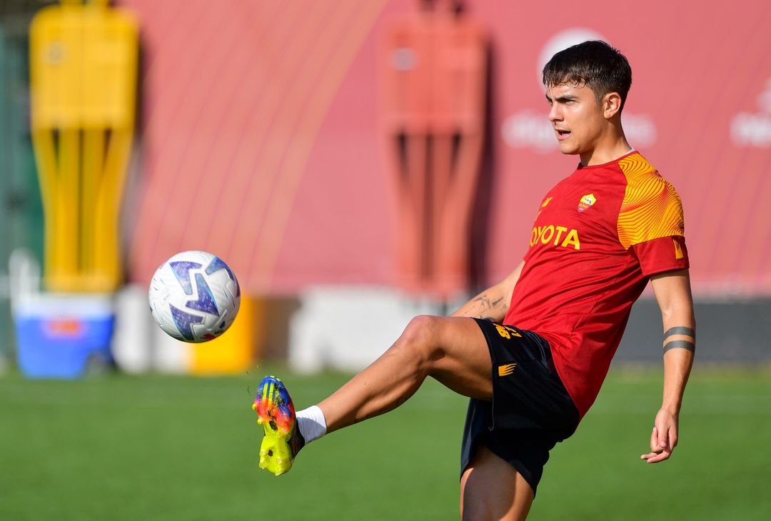 Trigoria, Dybala in gruppo prima della sfida con il Torino – FOTO GALLERY - immagine 26