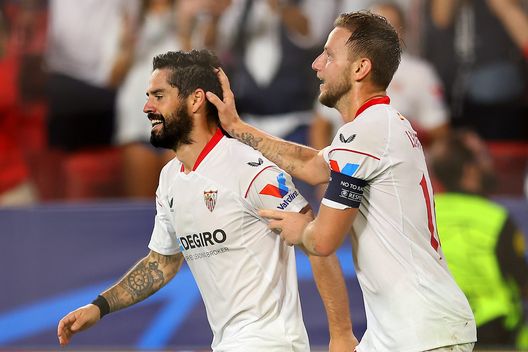 SEVILLE, SPAIN - OCTOBER 25: Isco celebrates with Ivan Rakitic of Sevilla FC after scoring their team's second goal during the UEFA Champions League group G match between Sevilla FC and FC Copenhagen at Estadio Ramon Sanchez Pizjuan on October 25, 2022 in Seville, Spain. (Photo by Fran Santiago/Getty Images) Isco
