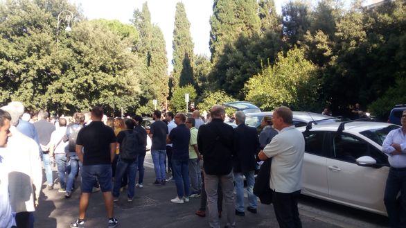 Ecco l'estremo saluto dei laziali a Mario Facco Ecco l'estremo saluto dei laziali a Mario Facco