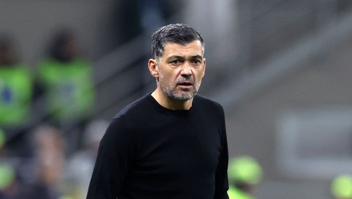 MILAN, ITALY - MARCH 02: Head coach of AC Milan Sergio Conceicao looks on during the Serie A match between AC Milan and SS Lazio at Stadio Giuseppe Meazza on March 02, 2025 in Milan, Italy. (Photo by Claudio Villa/AC Milan via Getty Images) milan-lazio-san-siro-dato-sconfitte-statistica-ko