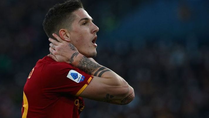 Roma's Italian midfielder Nicolo Zaniolo reacts during the Serie A football match between AS Roma and Salernitana at The Olympic Stadium in Rome on April 10, 2022. (Photo by Filippo MONTEFORTE / AFP) (Photo by FILIPPO MONTEFORTE/AFP via Getty Images) Roma, il CorSport: “Zaniolo non è più considerato incedibile dalla società” - immagine 1