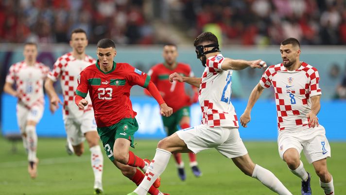 DOHA, QATAR - DECEMBER 17: Bilal El Khannouss of Morocco battles for possession with Josko Gvardiol of Croatia during the FIFA World Cup Qatar 2022 3rd Place match between Croatia and Morocco at Khalifa International Stadium on December 17, 2022 in Doha, Qatar. (Photo by Richard Heathcote/Getty Images) Non solo Ounahi, al Napoli piace un altro giovane talento del Marocco: i dettagli – TMW - immagine 1