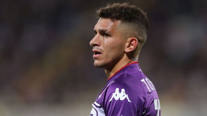 FLORENCE, ITALY - OCTOBER 03: Lucas Torreira of ACF Fiorentina looks on during the Serie A match between ACF Fiorentina v SSC Napoli at Stadio Artemio Franchi on October 3, 2021 in Florence, Italy. (Photo by Gabriele Maltinti/Getty Images) Fiorentina, Torreira non ci sta: ecco il suo messaggio su Instagram, frecciata ai dirigenti - immagine 1