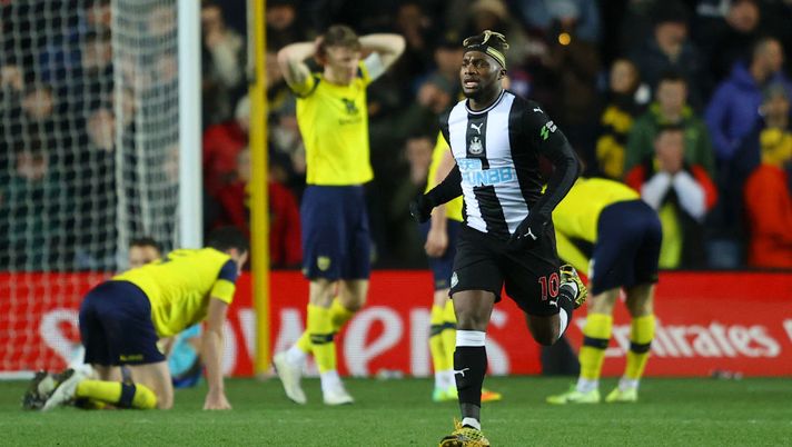 OXFORD, ENGLAND - FEBRUARY 04: Allan Saint-Maximin of Newcastle United celebrates after scoring his team's third goal as the Oxford United players react during the FA Cup Fourth Round Replay match between Oxford United and Newcastle United at Kassam Stadium on February 04, 2020 in Oxford, England. (Photo by Richard Heathcote/Getty Images) 