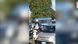 VIDEO Roma-Lazio, scontri prima del Derby: carica della polizia verso gli ultrà biancocelesti