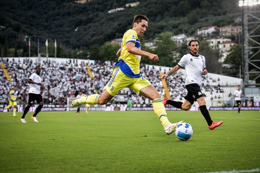 LA SPEZIA, ITALY - SEPTEMBER 22: Juventus player Federico Chiesa during the Serie A match between Spezia Calcio v Juventus at Stadio Alberto Picco on September 22, 2021 in La Spezia, Italy. (Photo by Daniele Badolato - Juventus FC/Juventus FC via Getty Images ) Torino-Juventus, Brekalo contro Chiesa: classe e velocità per decidere il derby- immagine 2
