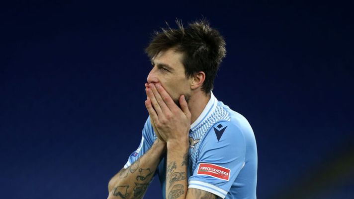 ROME, ITALY - JANUARY 24: Francesco Acerbi of SS Lazio reacts during the Serie A match between SS Lazio and US Sassuolo at Stadio Olimpico on January 24, 2021 in Rome, Italy. Sporting stadiums around Italy remain under strict restrictions due to the Coronavirus Pandemic as Government social distancing laws prohibit fans inside venues resulting in games being played behind closed doors. (Photo by Paolo Bruno/Getty Images) Gazzetta: “Inter, intesa totale con Acerbi. Ma il preferito rimane ancora Chalobah” - immagine 1