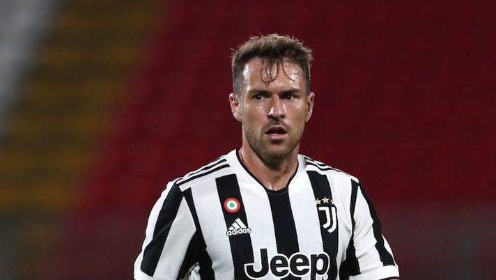 MONZA, ITALY - JULY 31:Aaron Ramsey of Juventus FC looks on during the AC Monza v Juventus FC - Trofeo Berlusconi at Stadio Brianteo on July 31, 2021 in Monza, Italy. (Photo by Marco Luzzani/Getty Images) Tuttosport: “La Juve è in contatto con gli agenti di Ramsey, questa la soluzione più probabile” - immagine 1