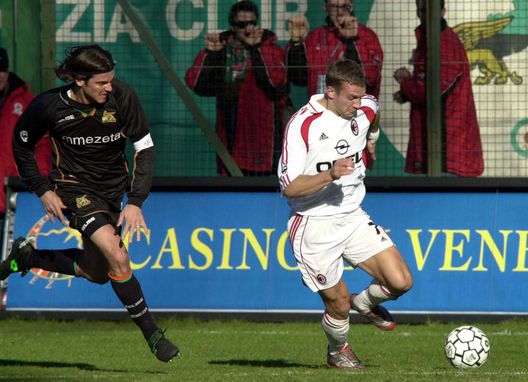 L'ultimo Milan contro Venezia: Andriy Shevchenko in azione. L'ultimo Milan contro Venezia: Andriy Shevchenko in azione.
