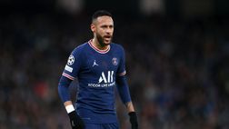 Rio de Janeiro, quelli del Bangu avevano bisogno di scarpe: Neymar le regala a tutti