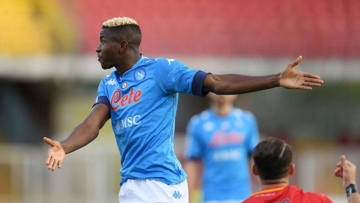 BENEVENTO, ITALY - OCTOBER 25: Victor Osimhen of SSC Napoli stands disappointed during the Serie A match between Benevento Calcio and SSC Napoli at Stadio Ciro Vigorito on October 25, 2020 in Benevento, Italy. (Photo by Francesco Pecoraro/Getty Images) Napoli, la Gazzetta: “Osimhen sarà ancora rimandato: perché Gattuso non lo utilizza” - immagine 1