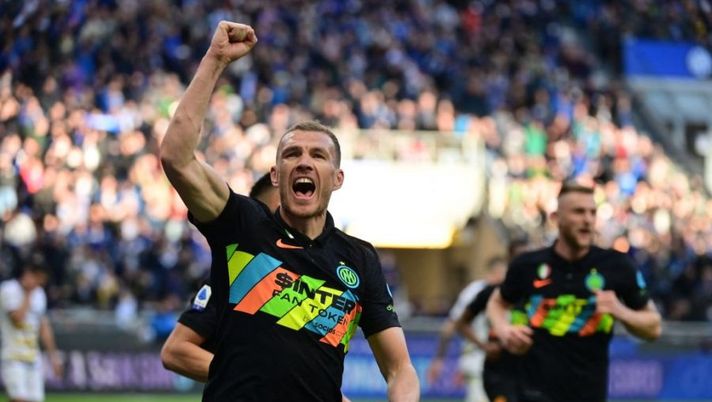 Inter Milan's Bosnian forward Edin Dzeko celebrates after scoring his team's second goal during the Italian Serie A football match between Inter Milan and Hellas Verona at the San Siro stadium in Milan on April 9, 2022. (Photo by MIGUEL MEDINA / AFP) (Photo by MIGUEL MEDINA/AFP via Getty Images) I sette giocatori «più in forma» del campionato: sono da confermare per la 33ma giornata - immagine 1
