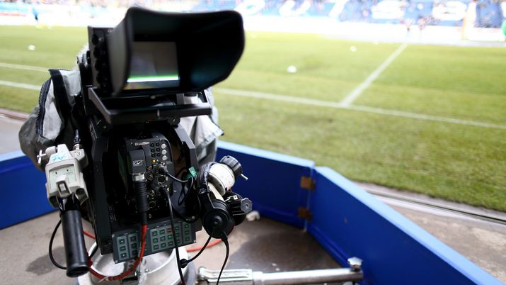 DUISBURG, GERMANY - FEBRUARY 12: A television camera is seen prior to the Third League match between MSV Duisburg and Preussen Muenster at Schauinslandreisen-Arena on February 12, 2017 in Duisburg, Germany. The match between Duisburg and Muenster ended 3-2. (Photo by Christof Koepsel/Bongarts/Getty Images) Napoli-Liverpool, dove vedere la gara: orario, canale tv e live streaming - immagine 1