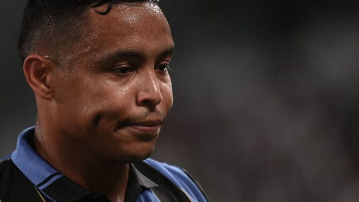Atalanta's Colombian forward Luis Muriel looks on during the friendly football match Juventus vs Atalanta at the Allianz Stadium in Turin on August 14, 2021 . (Photo by MARCO BERTORELLO / AFP) (Photo by MARCO BERTORELLO/AFP via Getty Images) Muriel, la Gazzetta: “L’Atalanta lo ha ritrovato e lo gestirà così: in Champions oggi…” - immagine 1