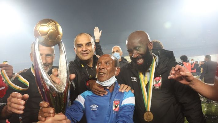 I giocatori egiziani al loro magazziniere dopo il trionfo: è tua! 