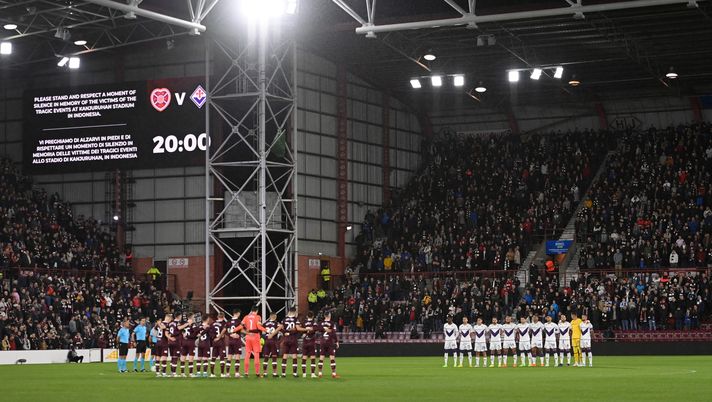 EDINBURGH, SCOTLAND - OCTOBER 06: Players, staff, officials and fans take part in a moment of silence in memory of the victims of the tragic events at Kanjuruhan Stadium in Indonesia prior to the UEFA Europa Conference League group A match between Heart of Midlothian and ACF Fiorentina at Tynecastle Park on October 06, 2022 in Edinburgh, Scotland. (Photo by Stu Forster/Getty Images) Dopo Hearts-Fiorentina: i derby di Pasquale Bruno, uno scozzese italiano - immagine 1