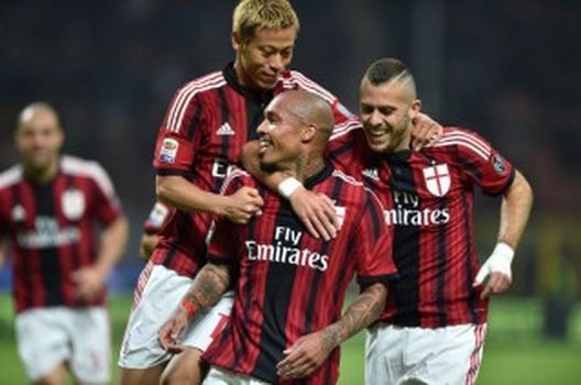 Nigel De Jong, Keishuke Honda e Jeremy Menez esultano dopo una rete (tuttomercatoweb.com) Nigel De Jong, Keishuke Honda e Jeremy Menez esultano dopo una rete (tuttomercatoweb.com)