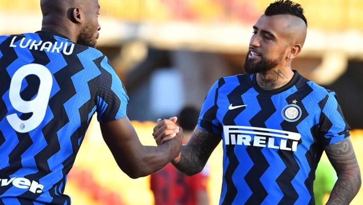 Inter Milan's Belgian forward Romelu Lukaku celebrates with Inter Milan's Chilean midfielder Arturo Vidal (R) after opening the scoring during the Italian Serie A football match Benevento vs Inter on September 30, 2020 at the Ciro Vigorito stadium in Benevento. (Photo by Tiziana FABI / AFP) (Photo by TIZIANA FABI/AFP via Getty Images) Inter, problema fisico per Vidal: il cileno esce zoppicando e sarà da valutare - immagine 1