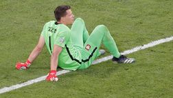 Lancio bottigliette in Albania-Polonia: Szczesny reagisce bevendo da una di esse