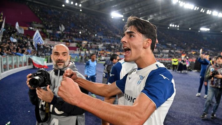ROME, ITALY - NOVEMBER 06: Matteo Cancellieri of SS Lazio celebrates a victory after the Serie A match between AS Roma and SS Lazio at Stadio Olimpico on November 06, 2022 in Rome, Italy. (Photo by Marco Rosi - SS Lazio/Getty Images) Di Marzio: “Salernitana, prima il riscatto di Dia, poi altro colpo: occhi su Cancellieri” - immagine 1