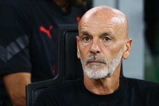 MILAN, ITALY - SEPTEMBER 18: Stefano Pioli, Head Coach of AC Milan looks on prior to the Serie A match between AC Milan and SSC Napoli at Stadio Giuseppe Meazza on September 18, 2022 in Milan, Italy. (Photo by Marco Luzzani/Getty Images) Jacobelli: “Fiorentina avversario tosto per il Milan, rimessa in carreggiata”- immagine 2