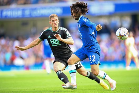 LONDON, ENGLAND - AUGUST 27: Dennis Praet of Leicester City and battles for possession with Marc Cucurella of Chelsea during the Premier League match between Chelsea FC and Leicester City at Stamford Bridge on August 27, 2022 in London, England. (Photo by Clive Mason/Getty Images) Da Bremer a Belotti e Mandragora: come se la passa chi ha salutato il Toro- immagine 4