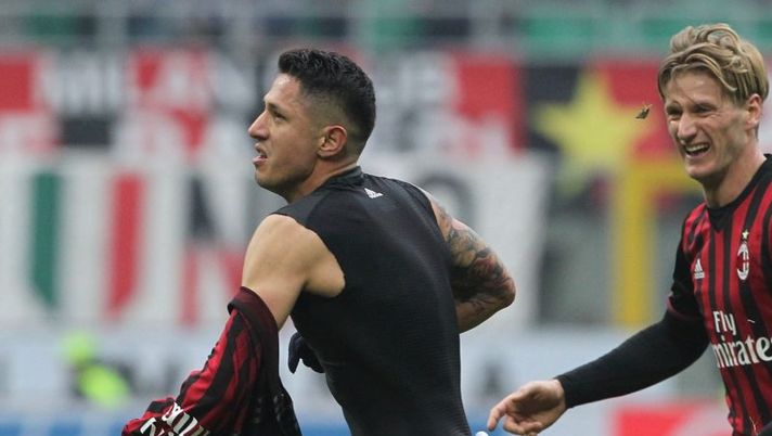 MILAN, ITALY - DECEMBER 04: Gianluca Lapadula (L) of AC Milan celebrates his goal during the Serie A match between AC Milan and FC Crotone at Stadio Giuseppe Meazza on December 4, 2016 in Milan, Italy. (Photo by Marco Luzzani/Getty Images) Lapadula, Sky: “C’è una grande paura: si teme la rottura del crociato” - immagine 1