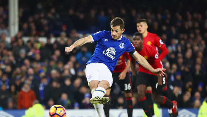 LIVERPOOL, ENGLAND - DECEMBER 04:  Leighton Baines of Everton scores their first and equalising goal from the penalty spot during the Premier League match between Everton and Manchester United at Goodison Park on December 4, 2016 in Liverpool, England.  (Photo by Clive Brunskill/Getty Images)